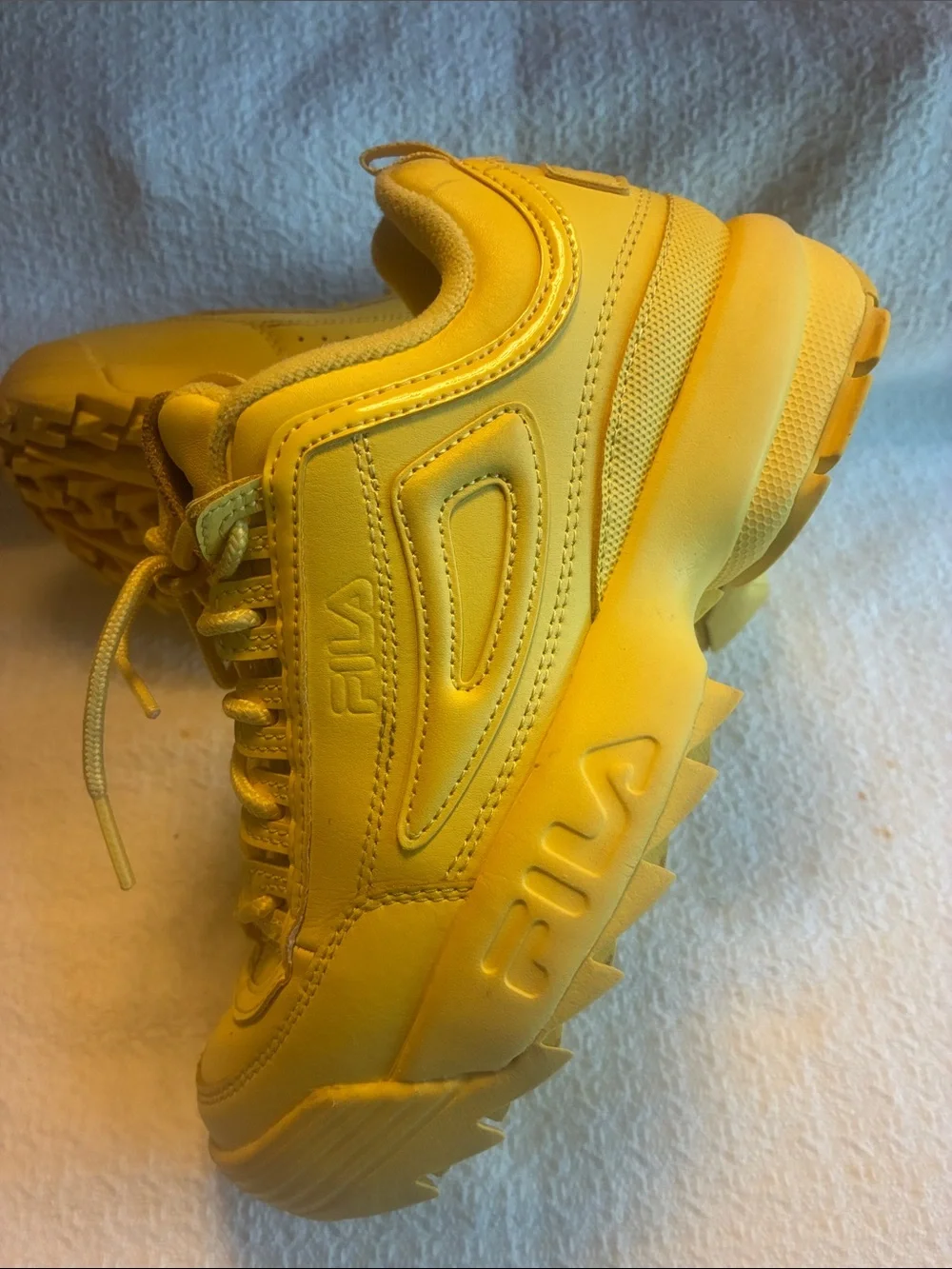 FILA WOMANS PREMIUM VERSATILE FASHION SNEAKER/YELLOWSIZE 7/ HEAVY CUSHION INSOLE